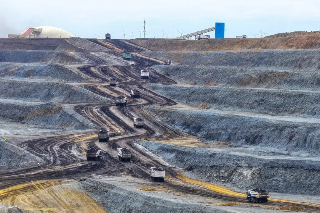 新质生产力赋能智慧矿山建设 伊吾广汇矿业有限公司白石湖露天煤矿无人矿卡混行跑出转型加速度